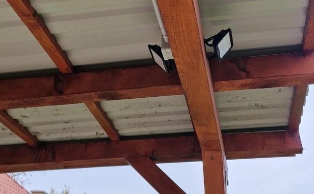 Két kültéri LED reflektor fa tartószerkezeten